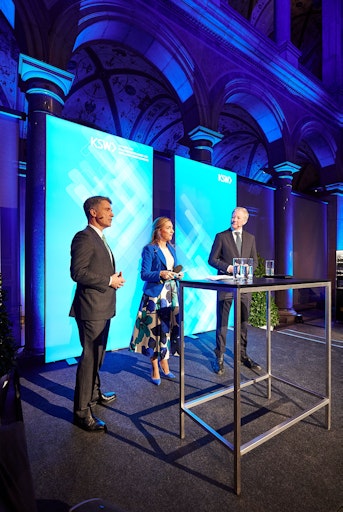  KSW-Präsident Philipp Rath setzte ein Signal für ein
reformorientiertes und zukunftsgerichtetes Jahr. Ehrengast war Peter
McDonald, der Vorsitzende des Verwaltungsrates der ÖGK.