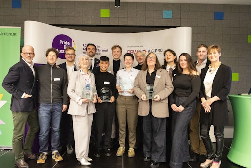  Die sechs Preisträger:innen mit den anwesenden Jurymitgliedern
und dem Pride Biz Austria Team
