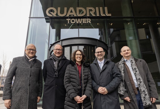  Der Projektentwickler und -eigentümer Thomas Bodner präsentierte
dem Linzer Bürgermeister Dietmar Prammer das realisierte
Großbauvorhaben QUADRILL.