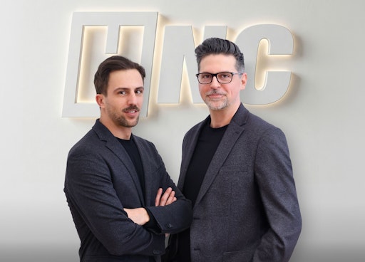  Fabian Petschnig – Managing Director & Christian Jaidl – Creative
Director vor dem HNC Logo