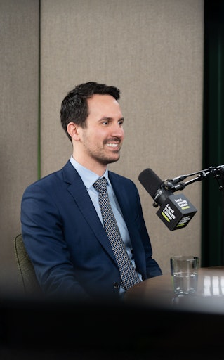 Vorschau Bild von Bildungsminister Christoph Wiederkehr zu Gast bei „Wer nichts
weiß, muss alles essen“, dem wöchentlichen Wissenspodcast von Land
schafft Leben