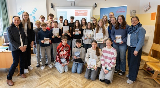  v.l.n.r.: Erika Palle, Sarah (Lehrling Hotel- und
Gastgewerbeassistentin), Schüler:innen der Mittelschule Radenthein
und Caroline Schischeg