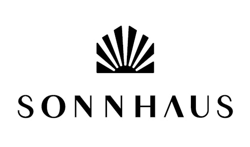 Das neue LOGO von SONNHAUS. Nach knapp 35 Jahren wurde der
Außenauftritt des Unternehmens grundlegend weiterentwickelt und im
Rahmen der Hausmesse erstmals den Kundinnen und Kunden vorgestellt.
Der neue Auftritt steht für Klarheit, Zeitgeist und Haltung und
bringt zum Ausdruck, wofür SONNHAUS heute und in Zukunft steht:
Verlässlichkeit, Sortimentskompetenz und partnerschaftliche
Zusammenarbeit mit dem Fachhandel.