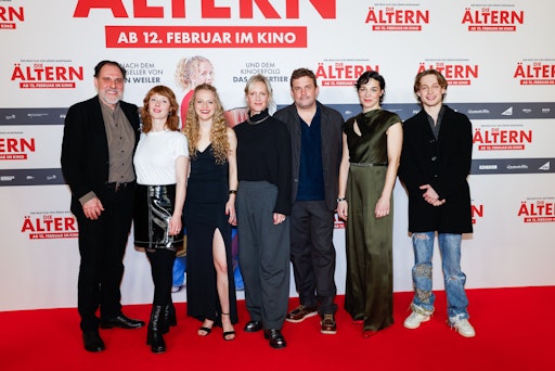 Vorschau Bild von Thomas Loibl, Sarah Bauerett, Kya-Celina Barucki, Anna Schudt,
Sebastian Bezzel, Judith Bohle und Philip Müller bei der
Weltpremiere von DIE ÄLTERN im KINOPOLIS Hamburg. // Weiterer Text
über ots und www.presseportal.de/nr/12946 / Die Verwendung dieses
Bildes für redaktionelle Zwecke ist unter Beachtung aller
mitgeteilten Nutzungsbedingungen zulässig und dann auch honorarfrei.
Veröffentlichung ausschließlich mit Bildrechte-Hinweis.