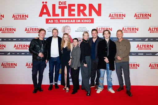 Vorschau Bild von Christoph Müller, Helge Albers, Kya-Celina Barucki, Nurhan
Sekerci-Porst, Anna Schudt, Sebastian Bezzel, Philip Müller and
Sönke Wortmann bei der Weltpremiere von DIE ÄLTERN im KINOPOLIS
Hamburg. // Weiterer Text über ots und www.presseportal.de/nr/12946
/ Die Verwendung dieses Bildes für redaktionelle Zwecke ist unter
Beachtung aller mitgeteilten Nutzungsbedingungen zulässig und dann
auch honorarfrei. Veröffentlichung ausschließlich mit
Bildrechte-Hinweis.