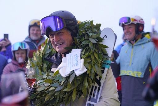  Franz Klammer bekommt seinen ersten Lorbeerkranz in Bad
Kleinkirchheim überreicht
