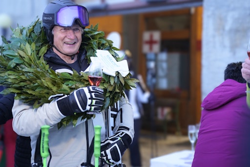 Vorschau Bild von Franz Klammer erlebte auf der Kaiserburg Bergstation eine
Überraschung: Ihm wurde zum 50. Jubiläum des Abfahrtsgolds
gratuliert!