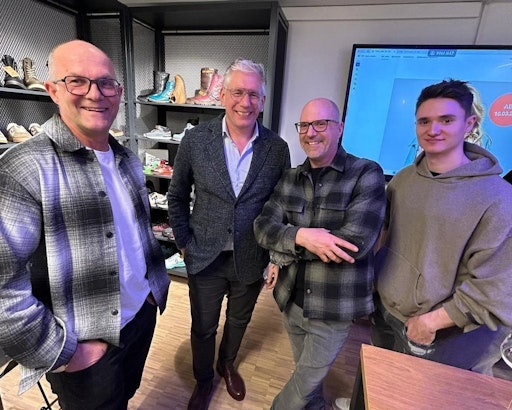 Im direkten Austausch: Andreas Mayer im Gespräch mit
Händler:innen und Lieferant:innen. Am Bild v.l.n.r.: Sigfried
Kreitl, Area Sales Manager bei Skechers, Andreas Mayer,
Geschäftsführer der ANWR Austria, Bert und Christopher Laner von
Laner Schuhe.