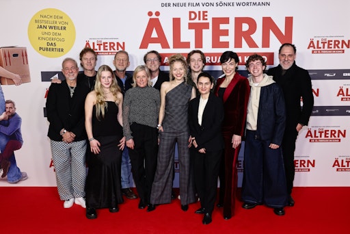 Cast und Filmemacher*innen bei der NRW-Premiere von DIE ÄLTERN im
Cinedom Köln. // Weiterer Text über ots und
www.presseportal.de/nr/12946 / Die Verwendung dieses Bildes für
redaktionelle Zwecke ist unter Beachtung aller mitgeteilten
Nutzungsbedingungen zulässig und dann auch honorarfrei.
Veröffentlichung ausschließlich mit Bildrechte-Hinweis.