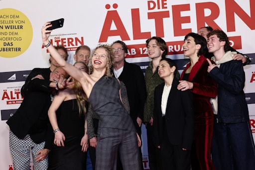 Vorschau Bild von Cast und Filmemacher*innen bei der NRW-Premiere von DIE ÄLTERN im
Cinedom Köln. // Weiterer Text über ots und
www.presseportal.de/nr/12946 / Die Verwendung dieses Bildes für
redaktionelle Zwecke ist unter Beachtung aller mitgeteilten
Nutzungsbedingungen zulässig und dann auch honorarfrei.
Veröffentlichung ausschließlich mit Bildrechte-Hinweis.