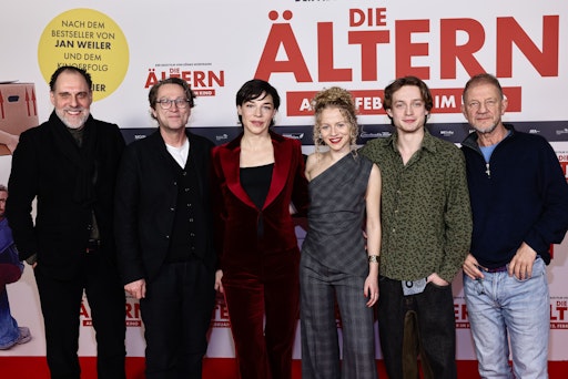 Vorschau Bild von Cast und Filmemacher*innen bei der NRW-Premiere von DIE ÄLTERN im
Cinedom Köln. // Weiterer Text über ots und
www.presseportal.de/nr/12946 / Die Verwendung dieses Bildes für
redaktionelle Zwecke ist unter Beachtung aller mitgeteilten
Nutzungsbedingungen zulässig und dann auch honorarfrei.
Veröffentlichung ausschließlich mit Bildrechte-Hinweis.