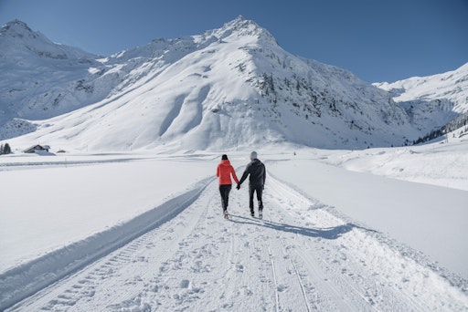 Pärchen beim Winterwandern in verschneiter Landschaft in
Sportgastein