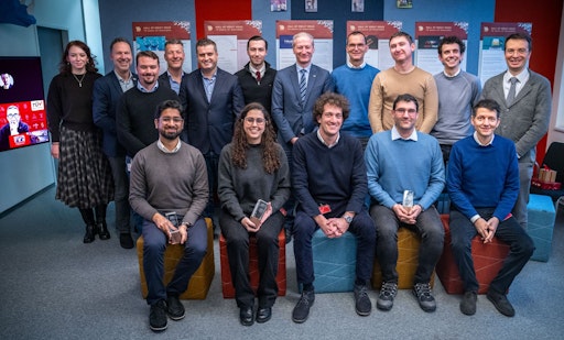  TÜV AUSTRIA und die Universität Bologna haben ihre gemeinsame PhD
Forschungskooperation im Bereich Structural Health Monitoring
erfolgreich abgeschlossen: Stehend (v.l.n.r.): Julia Ludwig,
Christoph Schwald, Mikhail Prokofyev, Marco Landucci, Enrico
Boccini, Armin Proyer, Stefan Haas, Gerald Lackner, Denis Bogomolov,
Antonio Palermo, Luca De Marchi Sitzend (v.l.n.r.): Mohammad
Abdullah Siddiqui, Camilla Bahia Larocca, Stefano Taccetti, Sina
Zolfagharysaravi, Alessandro Marzani