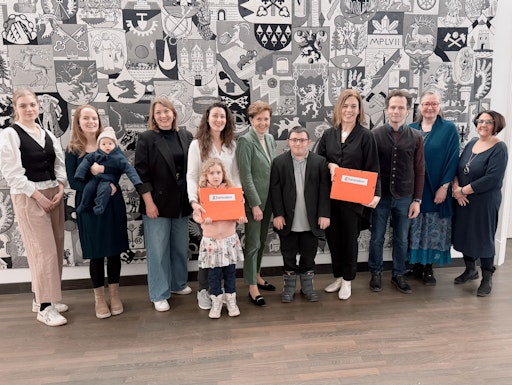 Übergabe an Salzburger Landtagspräsidentin Dr. Pallauf: Gloria
Plonner, Susi Büchsenmeister, Julia Gehmacher, Carina Eder, Dr.
Pallauf, Michael Sebald, Petra Plonner, Dr. Eugen Banauch, Dr.
Ursula Fürst, Brigitte Sebald (v. l. n. r.)