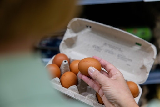  Derzeit weichen viele Großhändler auf den
Lebensmitteleinzelhandel aus und kaufen selbst im Supermarkt Eier
ein – so können Engpässe entstehen.