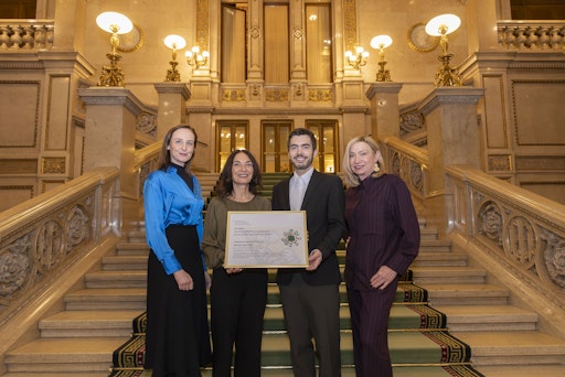  Feierliche Übergabe des Green Event Zertifikats an die Leiterin
der Opernball Organisation, der Leiterin des Eventmarketings sowie
dem Umweltverantwortlichen der Wiener Staatsoper.