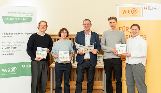 Vorschau Bild von v.l.n.r.: Josua Zajons, MSc (WiG-Gesundheitsreferent und
Programmleiter „Gesundes Floridsdorf“), Mag.a Martina Daim
(fachliche Leitung der Selbsthilfe-Unterstützungsstelle SUS Wien),
Georg Papai (Bezirksvorsteher Floridsdorf), Matthias Hümmelink, BA
MPH (Mitglied der WiG-Geschäftsleitung) und Paula Nadler, BSc MSc
(Gesundheitsreferentin der Selbsthilfe-Unterstützungsstelle SUS
Wien) waren bei der Präsentation des Wiener Selbsthilfegruppen
Verzeichnisses in der Bezirksvorstehung Floridsdorf vor Ort.