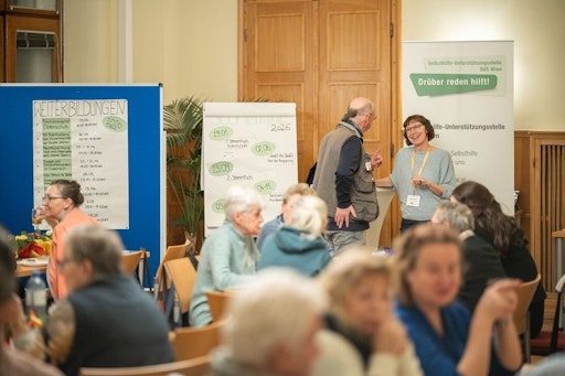 Vorschau Bild von Das neue Wiener Selbsthilfegruppen Verzeichnis 2026 wurde beim
Selbsthilfe-Stammtisch vor zahleichen Vertreter*innen von
Selbsthilfegruppen präsentiert.
