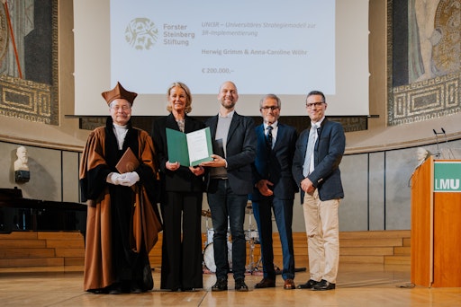 v.l.n.r.: Reinhard Straubinger (Dekan der Tierärztlichen Fakultät
der LMU), Anna-Caroline Wöhr (LMU), Herwig Grimm (Vetmeduni), Josef
Ebenbichler (Vorstandsvorsitzender Forster-Steinberg), Matthias
Gauly (Rektor der Vetmeduni)
