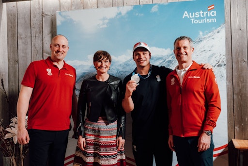 Vorschau Bild von Austria Tourism Abend in Cortina d'Ampezzo am 8.2.2026; v.l.n.r.:
ÖOC-Generalsekretär Florian Gosch, ÖW-Geschäftsführerin Astrid
Steharnig-Staudinger, Silber-Medaillengewinner Jonas Müller,
ÖOC-Präsident Horst Nussbaumer