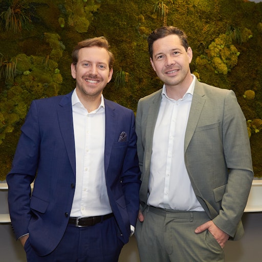  Alexander Fiegl, Head of CRM & Data Intelligence bei NAVAX
Consulting, feut sich gemeinsam mit Roman Taudes, Rechtsanwalt bei
ATB.LAW, über die strategische Partnerschaft, die Unternehmen bei
der rechtskonformen Einführung und Nutzung von Künstlicher
Intelligenz umfassend unterstützt.