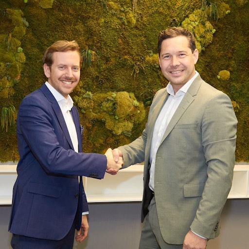 Vorschau Bild von Alexander Fiegl, Head of CRM & Data Intelligence bei NAVAX
Consulting, und Roman Taudes, Rechtsanwalt bei ATB.LAW, besiegeln
die strategische Partnerschaft mittels Handschlag.