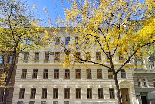 Vorschau Bild von Historische Fassade in neuem Glanz: Die Kröllgasse 27 steht
exemplarisch für Wiener Altbauarchitektur mit zeitloser Eleganz und
klassischem Stil.