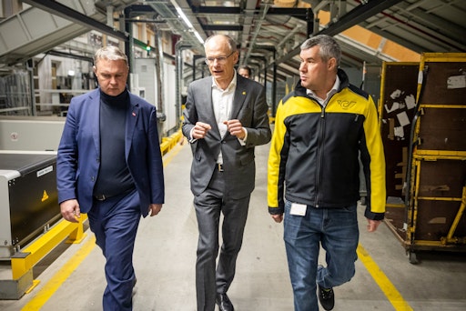  v.l.: Andreas Babler, Vizekanzler der Republik Österreich, Walter
Oblin, Generaldirektor der Österreichischen Post AG, Christoph
Hadek, Leiter Logistikzentren Ost, Österreichische Post AG, bei der
Betriebsbesichtigung des Paket-Logistikzentrums in Wien-Inzersdorf