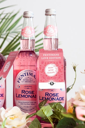  Im Rahmen der „Fentimans Love Edition“ sorgen aktuell liebevoll
gestaltete Neckhänger auf den 750-ml-Großflaschen für besondere
Aufmerksamkeit im österreichischen Handel.