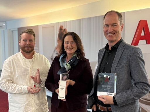  AWARD-Übergabe bei A1 – v.r.n.l.: Christian Laqué (CTO, A1),
Marianne Gutzelnig (Verlagsleitung, CDA Verlag GmbH), Lukas
Wenzel-Horner (Projektleitung, CDA Verlag GmbH)