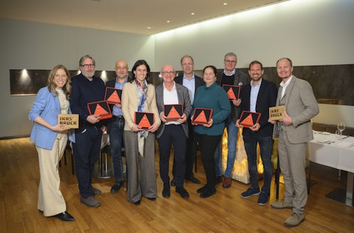 Die Innsbruck Kongress Ambassadors im Bild mit Barbara Plattner
(Geschäftsführerin von Innsbruck Tourismus, l.) und Johannes
Anzengruber (Bürgermeister der Stadt Innsbruck, r.). V.l.: Manfred
Kleidorfer, Gregor Weihs, Katrin Watschinger, Thomas Müller,
Johannes Zschocke, Susanne Zeilinger-Migsich, Lukas A. Huber und
Wolfgang Gurgiser.