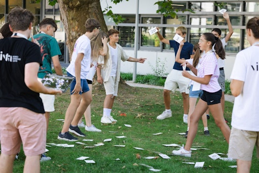 Teilnehmer:innen der Vifzack Academy beim Math Camp auf dem
Campus des Institute of Science and Technology Austria (ISTA) in
Klosterneuburg. Es gibt auch heuer wieder sechs verschiedene Gruppen
von Vifzacks. Bewerbungen sind jetzt möglich.