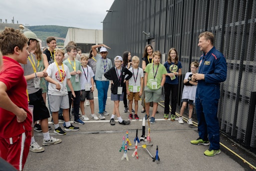 Vorschau Bild von Teilnehmer:innen der Vifzack Academy beim Space Camp auf dem
Campus des Institute of Science and Technology Austria (ISTA) in
Klosterneuburg. Heuer können alle Vifzacks bei einem Star Gazing
Event teilnehmen. Jetzt über die Schule bewerben.