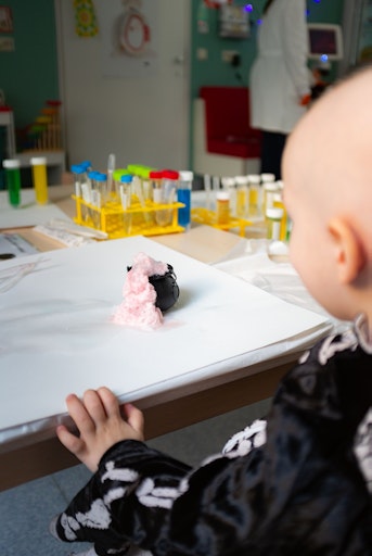  Ein Projekt bringt Wissenschaft in die Hände krebskranker Kinder.