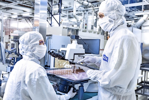  AT&S und TU Graz sorgen für eine enge Verzahnung von
wissenschaftlicher Exzellenz und industrieller Innovationskraft.
Hier ein Blick in den AT&S-Reinraum in Leoben.