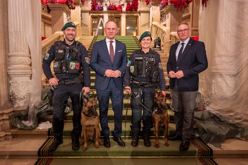  Innenminister Gerhard Karner und ÖKV-Präsident Philipp Ita
betonen Miteinander aus Hundezucht und Hundeausbildung für die
öffentliche Sicherheit.