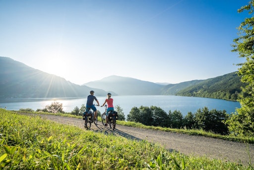 Radfahrer am Ufer des Millstätter Sees