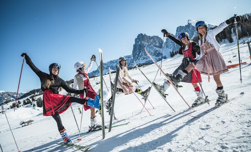 Dolomites Dirndl Ski Day im Val Gardena in Südtirol