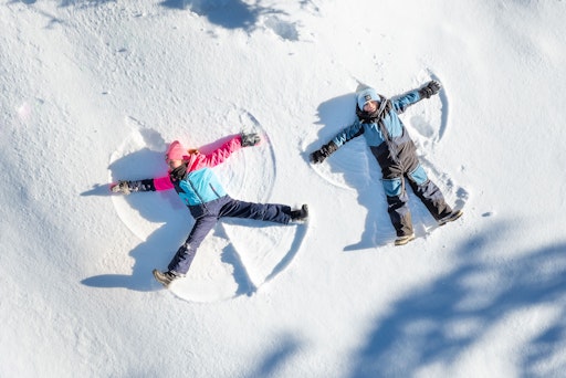  Kinder spielen im Schnee im Raurisertal
