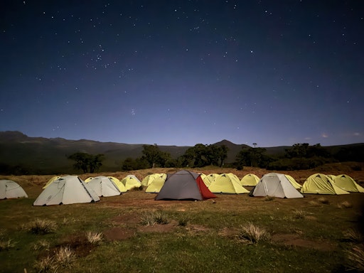 Vorschau Bild von Overnight-Camping am Weg zur Eröffnung "unserer" Schule. Nächsten
Tag folgte dann die feierliche Eröffnung der Rwarera Comprehensive
School – Kindergarten und Vorschule in Meru wurde vollständig aus
Mitteln der Reisegruppe und daheimgebliebenen Gönnern finanziert
(Gesamtkosten von € 41.000, siehe Schild).