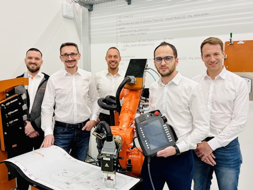 Mit der Unterzeichnung des Letter of Intent bekräftigen MAPLAN
und KUKA ihre strategische Partnerschaft und setzen ein starkes
Signal für integrierte Automatisierungslösungen in der
Elastomerverarbeitung.