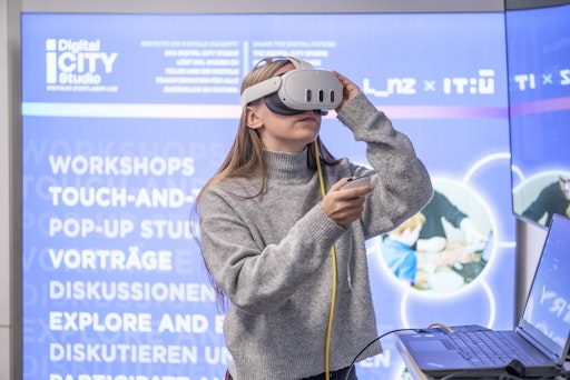 Vorschau Bild von Im IT:U Digital City Studio in der Linzer Pfarrgasse 9 können
Besucher:innen KI selbst erleben und in virtuelle Welten eintauchen.
