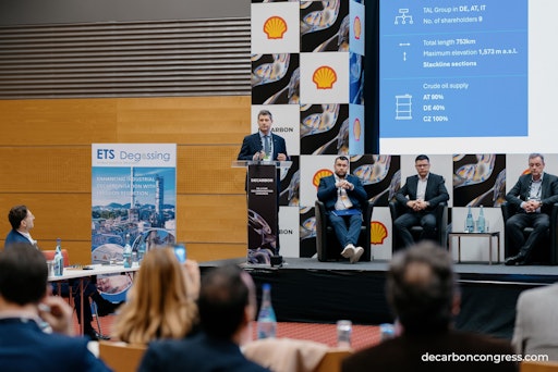 Vorschau Bild von Beim Oil and Gas Decarbonisation Congress 2026 präsentierte
Dipl.-Ing. (FH) Markus Mühlmann, MSc die langfristige Vision der
CO₂-freien Energiegewinnung durch Energieinfrastruktur.