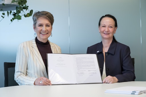  Von links: Sabine Herlitschka, Vorstandsvorsitzende Infineon
Technologies Austria AG und Stefanie Lindstaedt, IT:U
Gründungspräsidentin