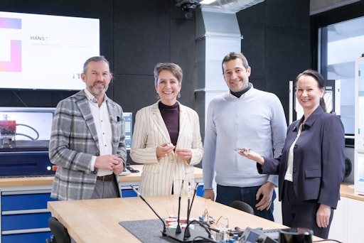 Vorschau Bild von Von links: Manfred Ruhmer, Infineon Austria R&D Ecosystem; Sabine
Herlitschka, Vorstandsvorsitzende Infineon Austria; Michele Magno
(ETH Zürich), IT:U Fellow Professor und Stefanie Lindstaedt,
Gründungspräsidentin IT:U