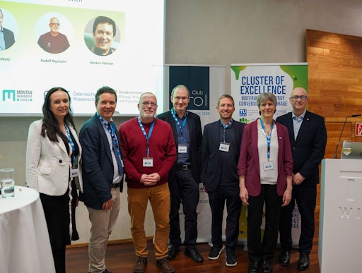 Vorschau Bild von v.l.: Organisatorin des Abends, Vorstandsmitglied Martina
Scheiber (HR_SCOPE), Markus Valtiner (Leiter des Institutes für
Angewandte Physik an der TU Wien), Rudolf Raymann (Eigentümer der
„raymann kraft der sonne photovoltaikanlagen“ GmbH), Allan Hanbury
(Leiter der Forschungseinheit Datenwissenschaft und Informatik an
der TU), Florian Aigner (Physiker und Wissenschaftspublizist), Dina
Bacovsky (Scientific Advisor bei BEST, der Bioenergy and Sustainable
Technologies GmbH) mit Günther Rupprechter (Forschungsdirektor des
„Cluster of Excellence“ sowie Institutsvorstand der
TU-Materialchemie )