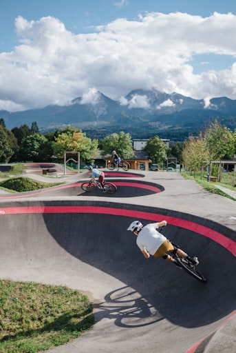 Vorschau Bild von Was 2016 als reines Mountainbike-Projekt begann, feiert 2026 sein
10-jähriges Jubiläum und vereint heute Mountainbike, Rennrad, Gravel
und ein vielfältiges Freizeitangebot unter einem gemeinsamen Namen.
Rund um den Ossiacher See und den Faaker See spannt sich ein
attraktives Radwege- und Trailangebot, das vom Frühjahr bis in den
Herbst hinein Spaß auf zwei Rädern garantiert.