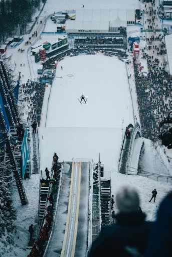 Vorschau Bild von Die Schanze am Kulm hat sich mit internationalen Wettbewerben und
Rekordsprüngen einen Namen gemacht.