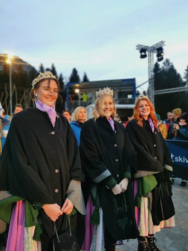 Vorschau Bild von Narzissenhoheiten bei der Eröffnungsfeier am Kulm 2024