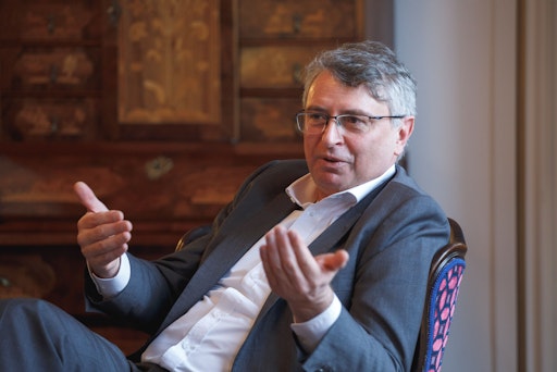 Ronald Hamedl, Geschäftsführer von Kwizda Agro, steht für die
strategische Weiterentwicklung des Unternehmens – mit dem Anspruch,
wissenschaftliche Innovationen wirksam, sicher und praxisnah in die
Landwirtschaft zu bringen.